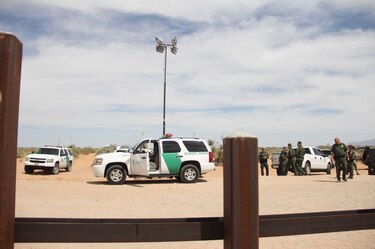 Remplazan valla con muro en frontera de Nuevo México