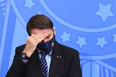 Bolsonaro es hospitalizado para examinar su hipo persistente
