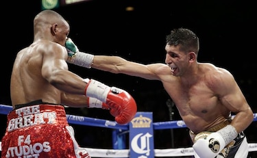 Khan mira a Mayweather tras derrotar a Alexander