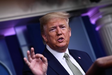 Gobierno de Trump pretende enviar cheques de ayuda a los afectados por la crisis del coronavirus