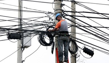 Retoman obra para soterrar cables en el área bancaria