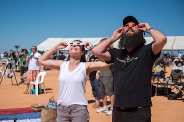 Eclipse solar híbrido oscurece el noroeste de Australia