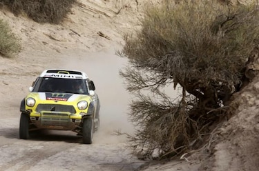 Sainz gana etapa y desplaza a Roma como líder del Rally Dakar
