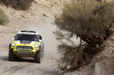 Sainz gana etapa y desplaza a Roma como líder del Rally Dakar