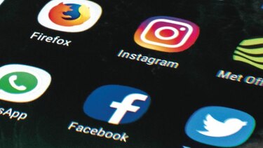 Jóvenes buscan empleo a través de las redes sociales