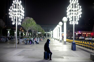 Miles de pasajeros abandonan Wuhan tras el fin del confinamiento