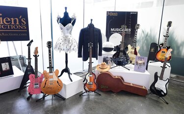 La guitarra de Keith Richards y el bajo de Paul McCartney a subasta en Los Ángeles