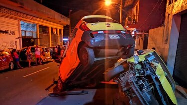 Camión articulado choca con más de 30 vehículos en El Chorrillo; hay un muerto