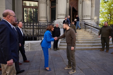 Nancy Pelosi y congresistas de Estados Unidos realizan visita sorpresa a Kiev