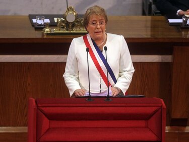 Bachelet anuncia proceso constituyente rodeada de disturbios