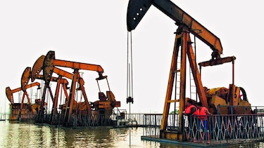 Petróleo baja pese a recortes de la OPEP