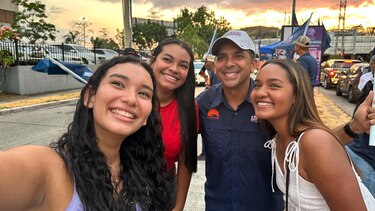 El puzle electoral: mariachis, besos y otras promesas de campaña