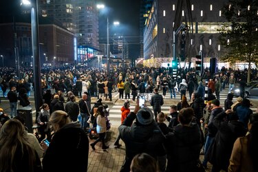 Varias personas resultan heridas por disparos de la policía en protesta anticovid en Róterdam