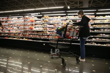 IPC sube 2.7%; precios presionan recuperación