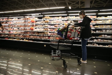 IPC sube 2.7%; precios presionan recuperación