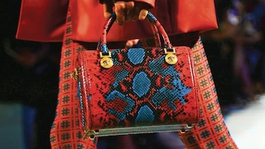 Michael Kors negocia adquisición de Versace