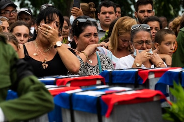 Dolor sin consuelo en funeral de cubanos muertos por incendio de Matanzas
