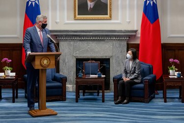 El gobernador de Indiana llega a Taiwán para una visita de cuatro días
