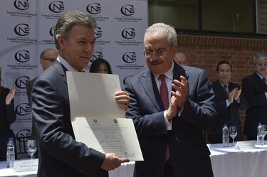 Santos recibe credencial como presidente de Colombia para 2014-2018