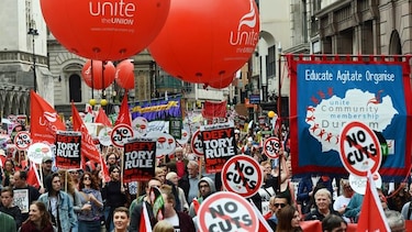 Miles de personas protestan en Londres contra las política de austeridad