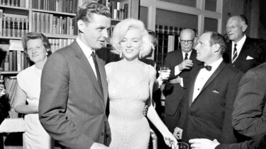 Subastan vestido con el que Monroe cantó a J.F. Kennedy