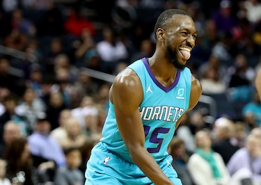 Walker aporta 30 puntos en victoria de Hornets sobre Bulls