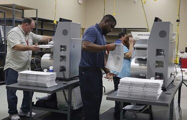 Republicanos denuncian fraude en medio de recuento de votos
