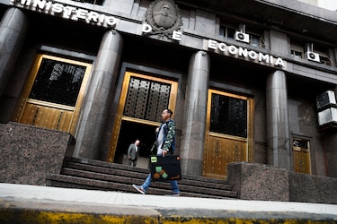 Argentina, obligada a vender bonos para contener dólares
