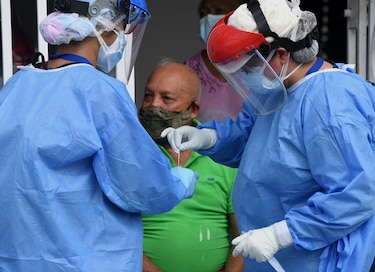 El mundo debe prepararse porque el coronavirus ‘se quedará entre nosotros’, dice responsable europea