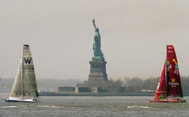 Un barco encalla junto a la Estatua de la Libertad con 130 personas a bordo