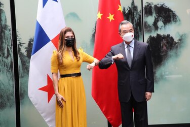 Cooperación, comercio y diálogo político, temas del encuentro entre China y Panamá