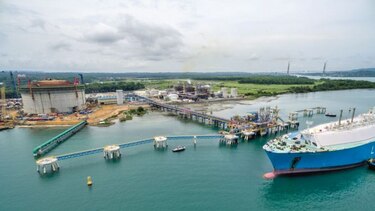 AES Colón recibe primer barco de gas natural