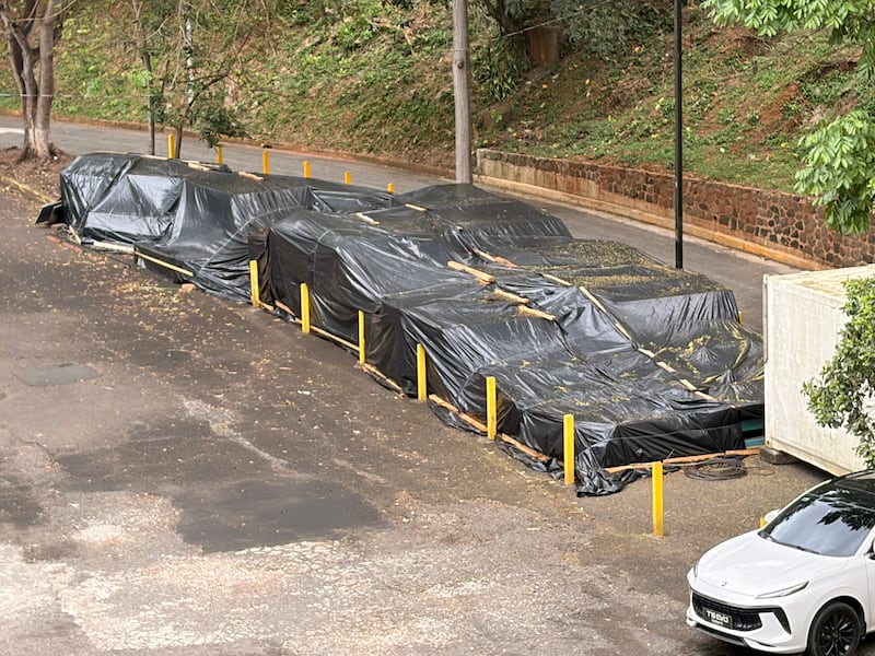 Bajo lonas: nuevos elevadores del Complejo Hospitalario están sin instalarse