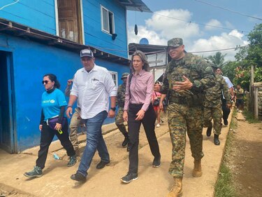 Autoridades de Panamá y Estados Unidos inspeccionan el flujo migratorio por la selva de Darién