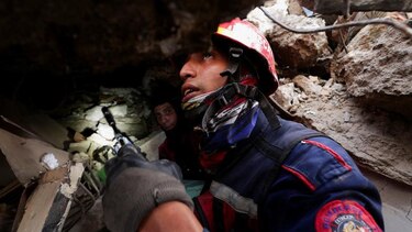 Perros, drones y detectores de sonido: cómo encuentran sobrevivientes los rescatistas en Venezuela