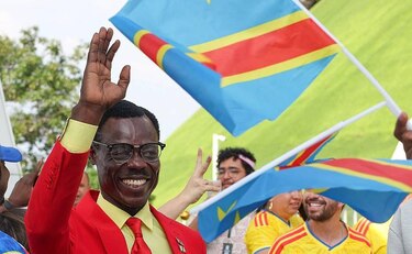 Por qué un hincha de la República Democrática del Congo se para como una estatua viviente en todos los partidos de su selección