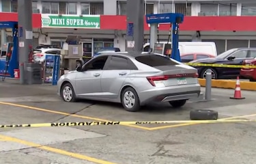 Sicarios disparan más de 40 veces contra auto en estación de gasolina en Pueblo Nuevo