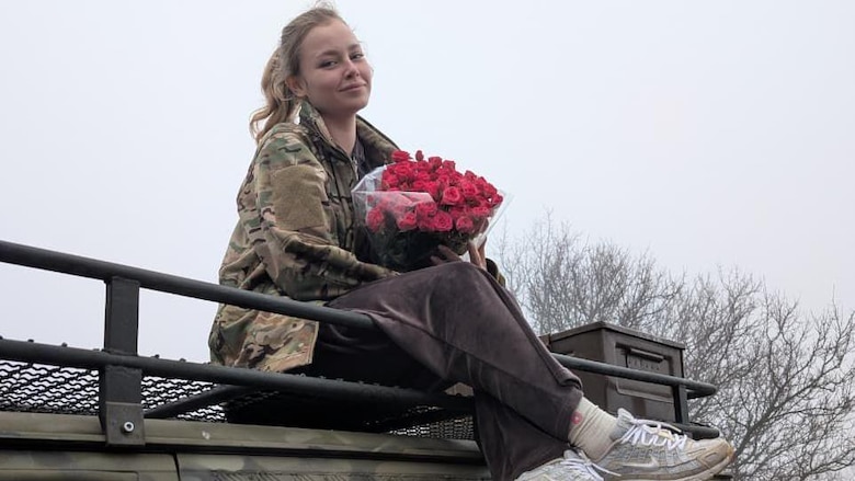 El ‘tren del amor’ en el que mujeres ucranianas visitan a sus esposos que combaten contra Rusia