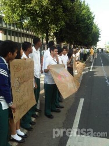 Estudiantes del Técnico Don Bosco protestan tras crimen de compañero