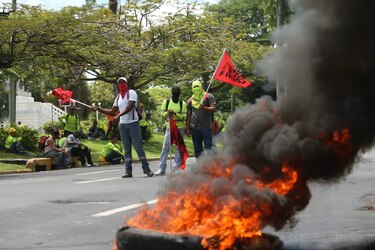 Gritos de manifestantes rompen el mutismo de Cortizo