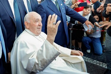 El papa Francisco regresó al Vaticano después de haber sido operado de una hernia abdominal