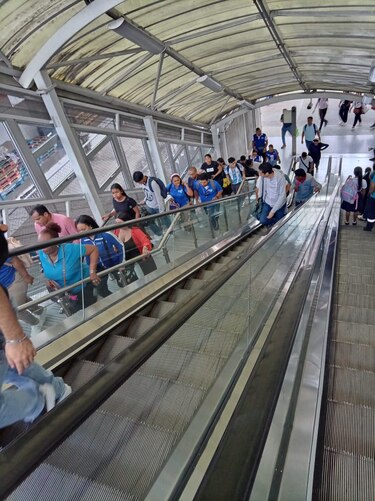 Detención de escaleras mecánicas en horas pico responde a medidas de seguridad, señala el Metro