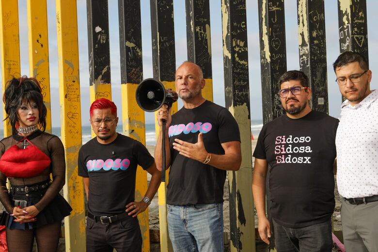 Personas que viven con VIH desafían ‘con besos’ el estigma en la frontera México-Estados Unidos