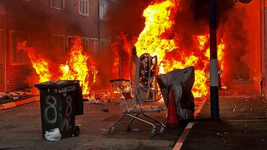 ‘Un escenario apocalíptico’: el brutal ataque con cuchillo a un hombre que desató violentas protestas en Belfast