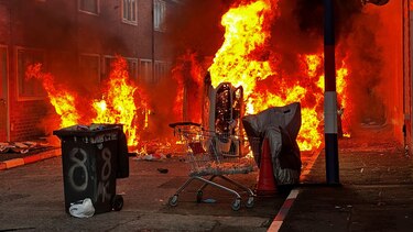 ‘Un escenario apocalíptico’: el brutal ataque con cuchillo a un hombre que desató violentas protestas en Belfast