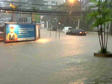 Lluvias causan inundaciones en vías de la capital