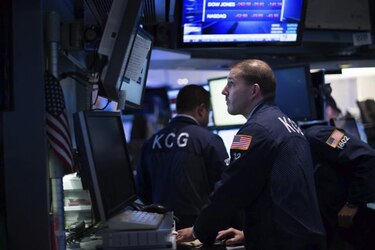 Wall Street abre con fuertes caídas y el Dow Jones pierde los 16 mil puntos