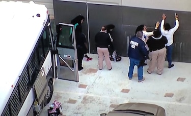 Arrestan a 280 empleados ilegales en empresa de Texas