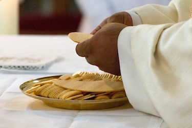 Extraditan desde Francia a acusado por homicidio de sacerdote en Colombia