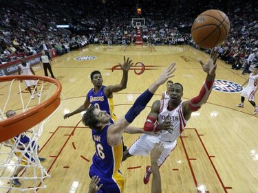Lakers dominan a Rockets en su reencuentro con Dwight Howard